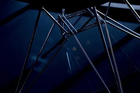 灰色金属线的微光照片