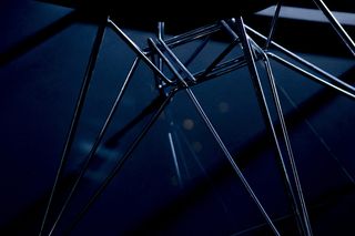 灰色金属线的微光照片