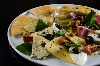 foccacia配橄榄，品尝，美食，黑橄榄，橄榄油，菜肴，迷迭香，番茄酱