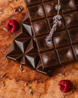 棕色巧克力棒和两个覆盆子