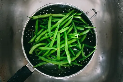 用漏勺洗蔬菜 用漏勺洗蔬菜
