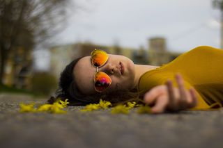 一名女子躺在灰色人行道上的特写照片