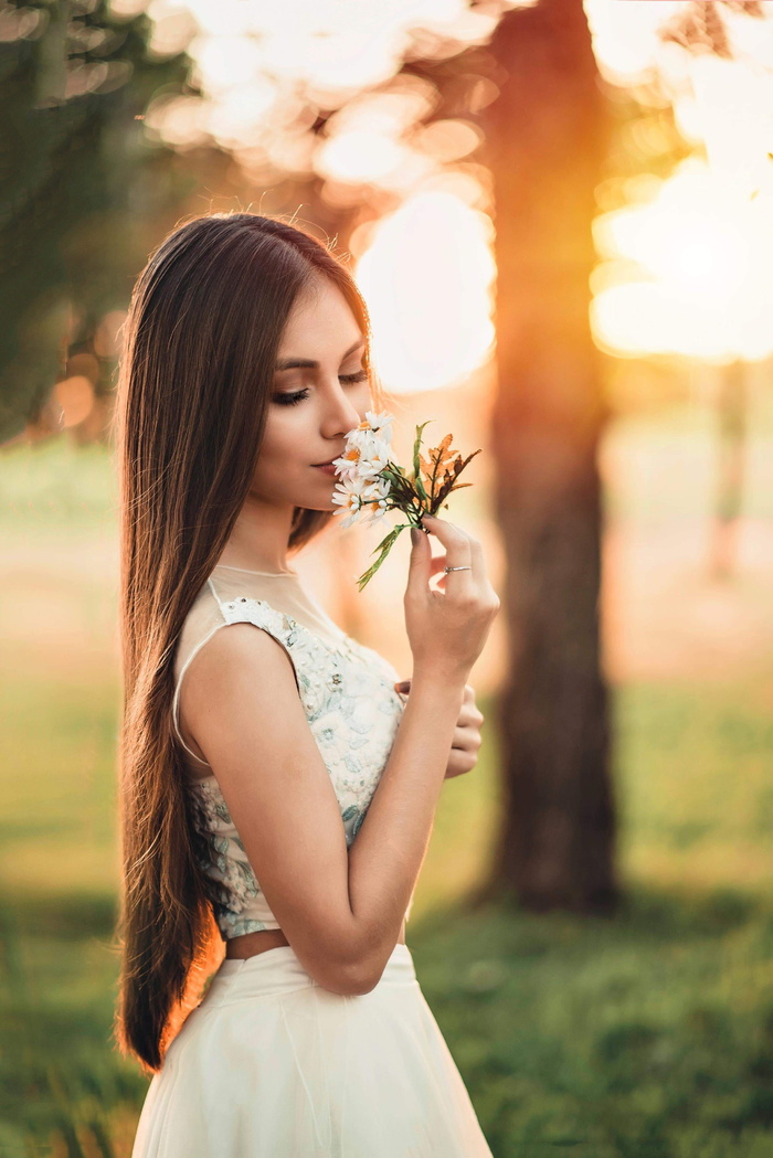 闻着白花的女人