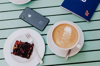 在自助餐厅喝咖啡吃蛋糕