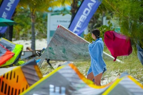 一名女子用蓝色浴巾捂住身体 一名女子用蓝色浴巾捂住身体