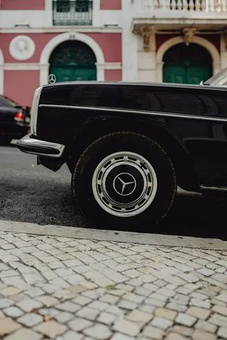 葡萄牙里斯本，一辆停在街上的旧奔驰