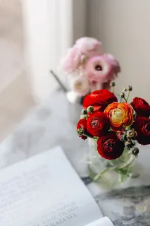 2018年《Vogue波兰2》与可爱的毛茛花