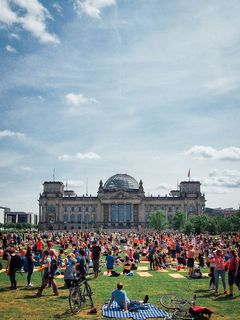 德国，柏林，公园里的人们，建筑，野餐，瑜伽，天空，人群