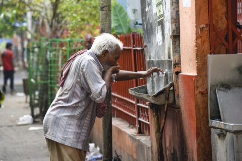 男子从饮水机饮水