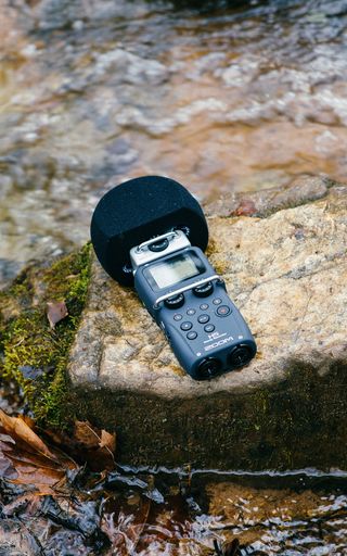 苔藓岩石上的黑色数字无线话筒