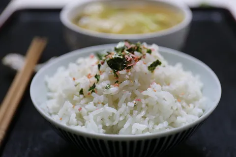 米饭，日本料理，碗，筷子，食物，食物和饮料，健康饮食，幸福