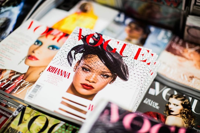 杂志旁边的Vogue Rihanna杂志