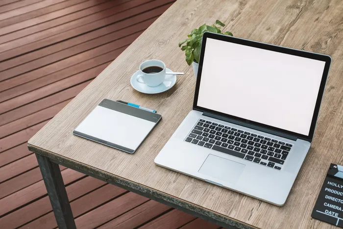 macbook、pro、turned、top、棕色、木制、桌子、茶杯