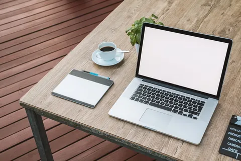 macbook、pro、turned、top、棕色、木制、桌子、茶杯 macbook、pro、turned、top、棕色、木制、桌子、茶杯