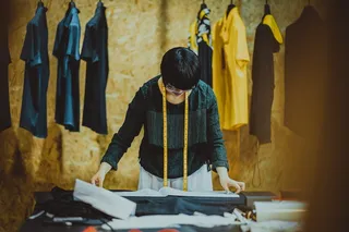 拿书的女人，女人，触摸，布，正面，衣服，裁缝，商店