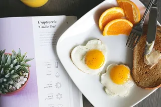 早餐烤面包和鸡蛋照片