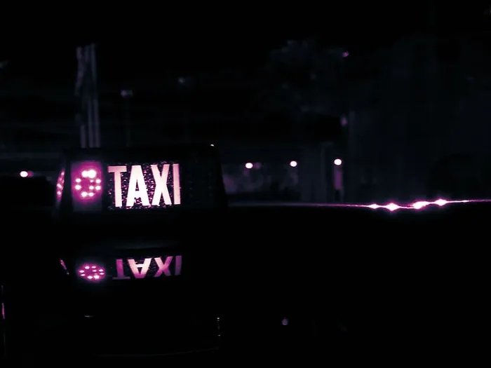 夜间有灯光的出租车标志
