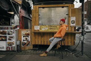 坐在酒吧凳上的男子