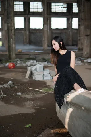 女人，坐着，上衣，沙发，女孩，女人，穿黑裙子的女人，女人的废墟