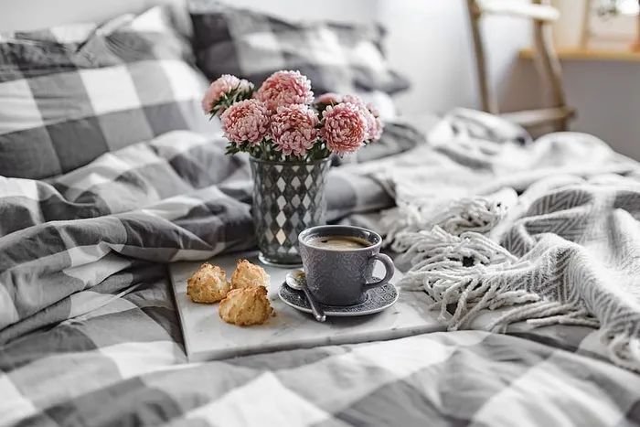 地毯上的蓝色枕头