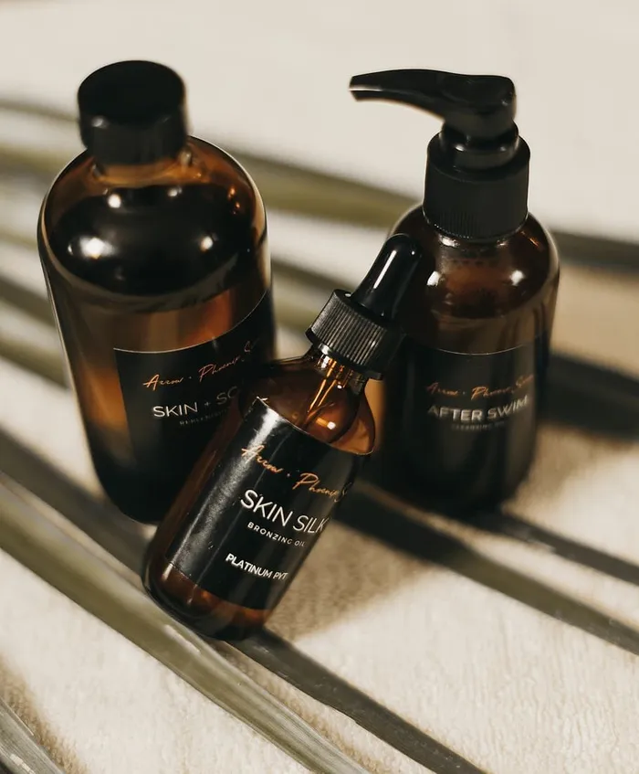 三个琥珀色玻璃瓶