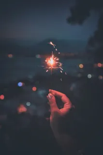 手持鞭炮的人 手持鞭炮的人