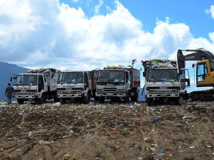 四辆，白色，自卸车，卡车，1辆，黄色，前装载机，自卸车