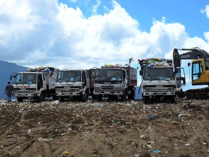 四辆，白色，自卸车，卡车，1辆，黄色，前装载机，自卸车