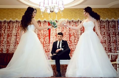 穿着白色无肩带婚纱的女人