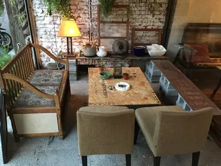 二手，咖啡馆，古董，室内，无人，白天，椅子，座位