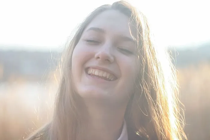 微笑的女孩，人，女人，女士，头发，微笑，快乐，牙齿