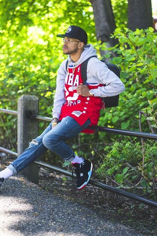 坐在黑色栏杆上的男人