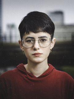 穿着红色连帽夹克的女士