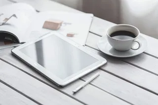 桌子上的咖啡和其他物品