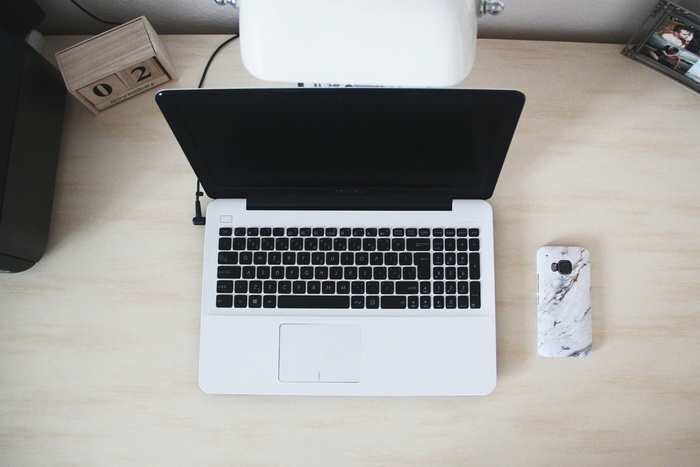 桌上智能手机旁的Macbook