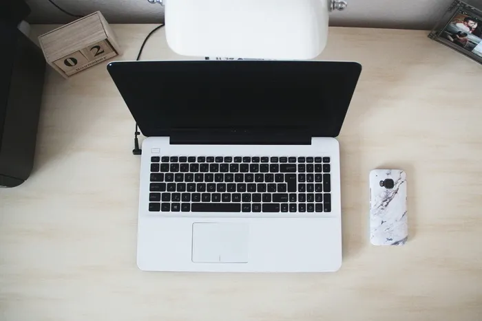 桌上智能手机旁的Macbook