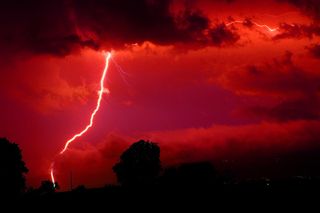 雷击、闪光、红色、能量、电流、自然、天空、夜晚