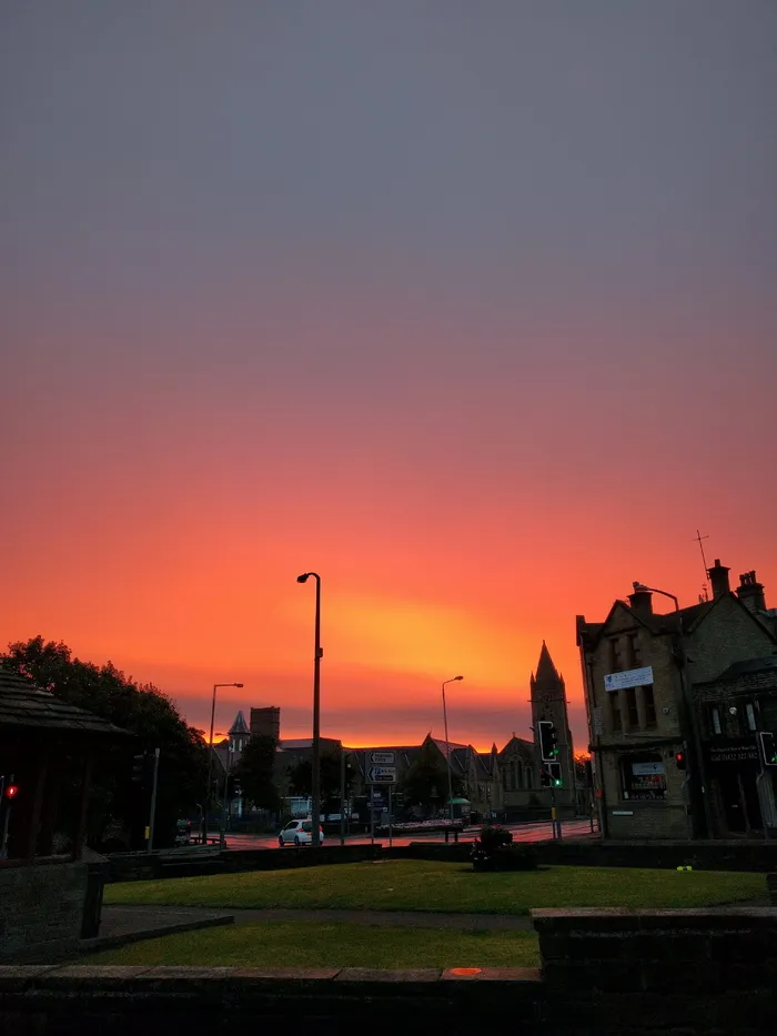 日出，橙色天空，风景，天空，云，教堂，哈利法克斯，西约克郡