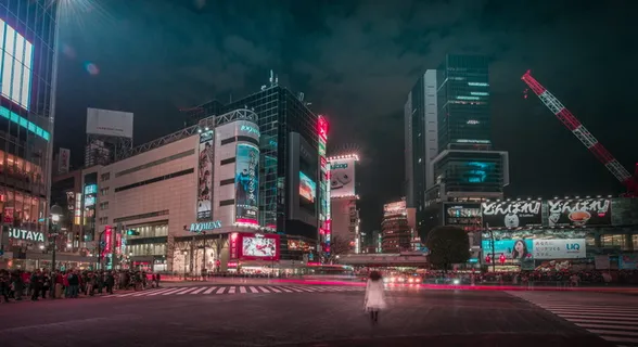 夜间步行在人行道外俯瞰建筑物的人的延时摄影 夜间步行在人行道外俯瞰建筑物的人的延时摄影