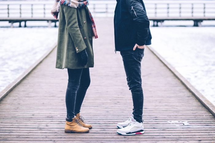 站在棕色木质码头上的女人和男人