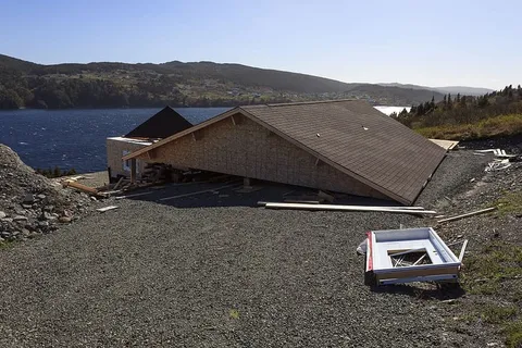 房子被暴风雨损坏了。