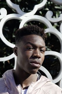 站在白色装饰附近的男子