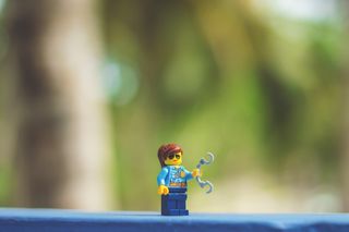 一个戴着手铐的乐高小警察角色。