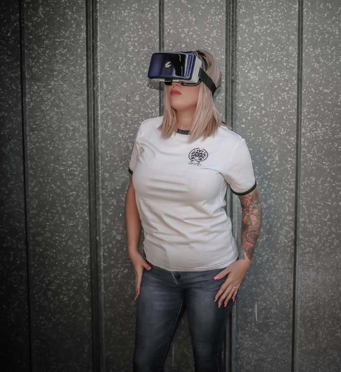 戴Vr护目镜的女性