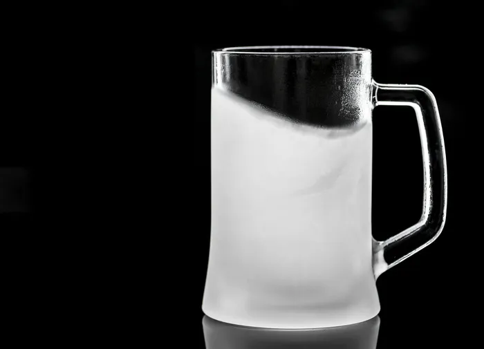 冰冻杯子特写照片