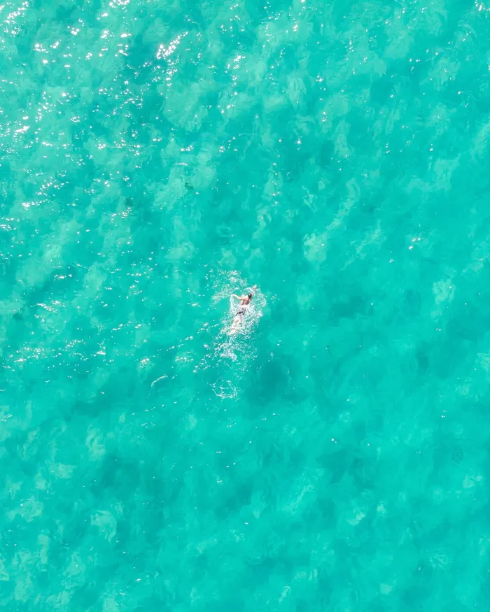 海洋，大海，蓝色，游泳，最小景观，海洋无人机视图，最小，最小游泳无人机视图