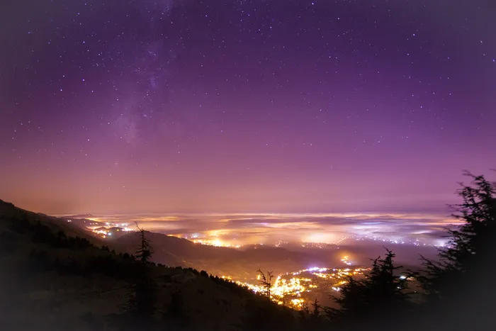 夜间城市灯光鸟瞰图
