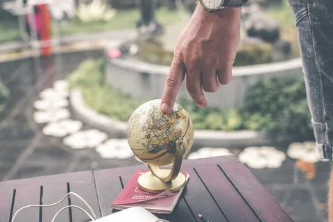 持有地球仪模型的人 持有地球仪模型的人