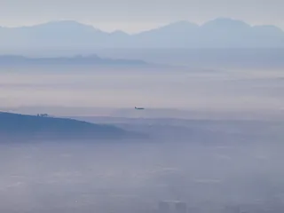 雾霾笼罩的城市建筑鸟瞰图