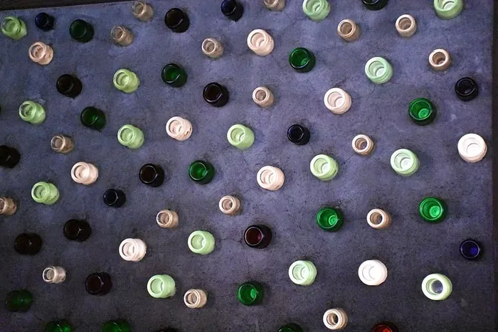 瓶子、酒精、饮料、饮料、地毯、墙壁、葡萄酒、质地